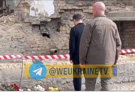 Зеленский почтил память погибших на месте российского удара по дому в Киеве (видео)